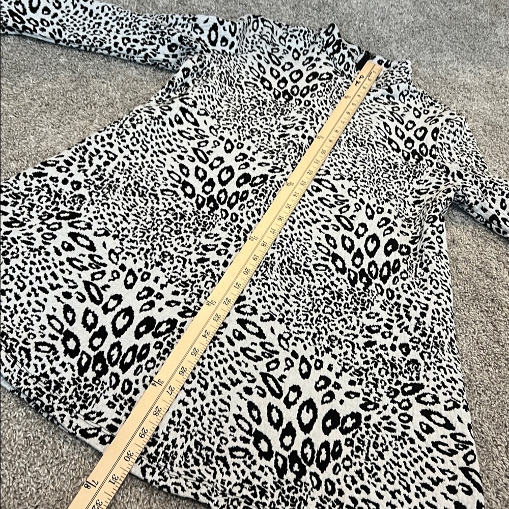 Tyler Böe Leopard Mock Neck Tunic Top XS Faux Leather Elbow Patches Black White - Picture 14 of 16